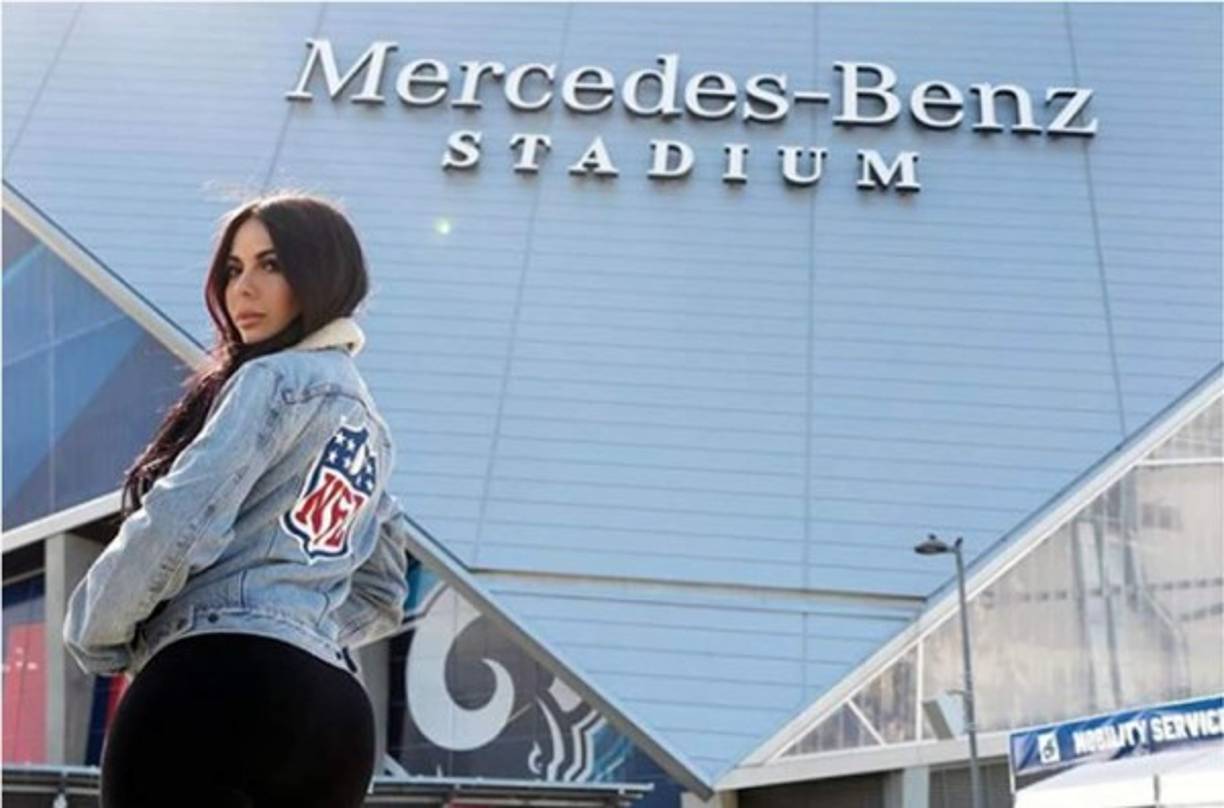 La conductora mexicana Jimena Sánchez subió esta imagen a su Instagram antes del inicio del Super Bowl en el Mercedes Benz Stadium.