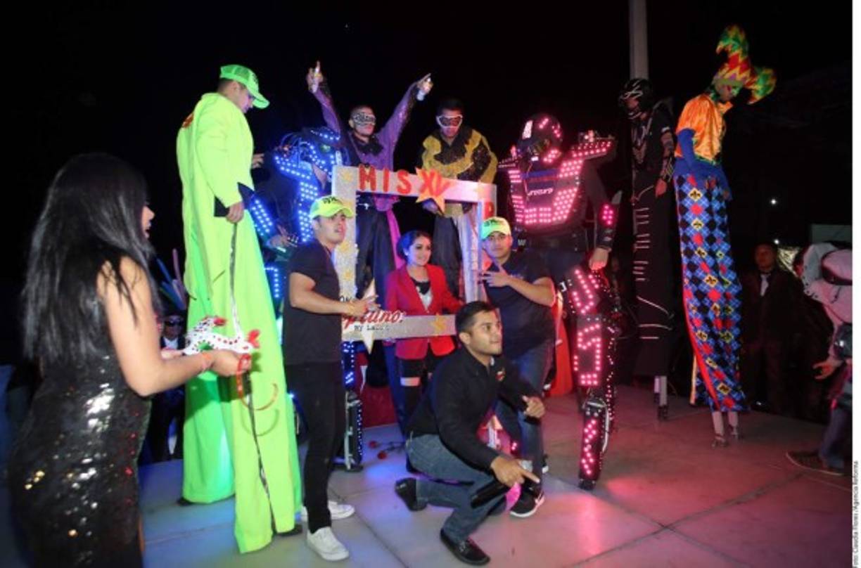 Rubí posó para las fotos del recuerdo de su fiesta.