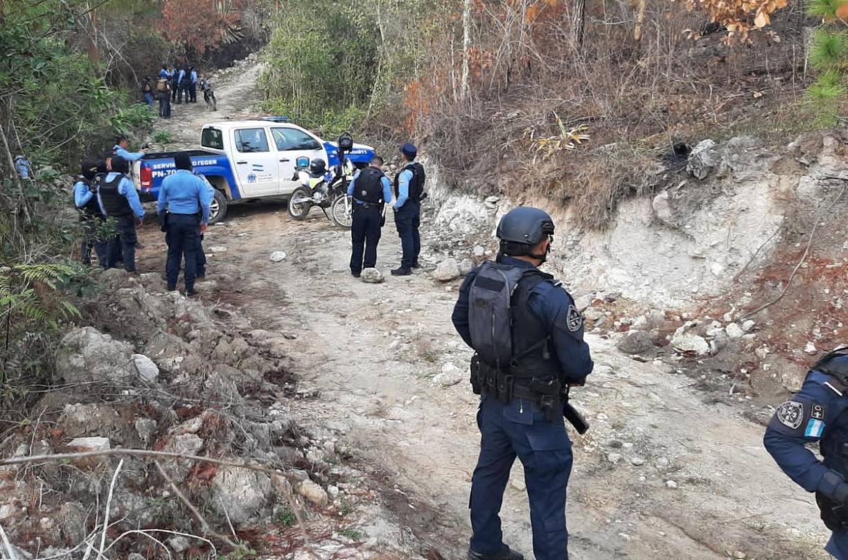 Los cuerpos de los fallecidos seguían tendidos en el lugar al filo de las 7 de la mañana a la espera que sean trasladados a la morgue capitalina.