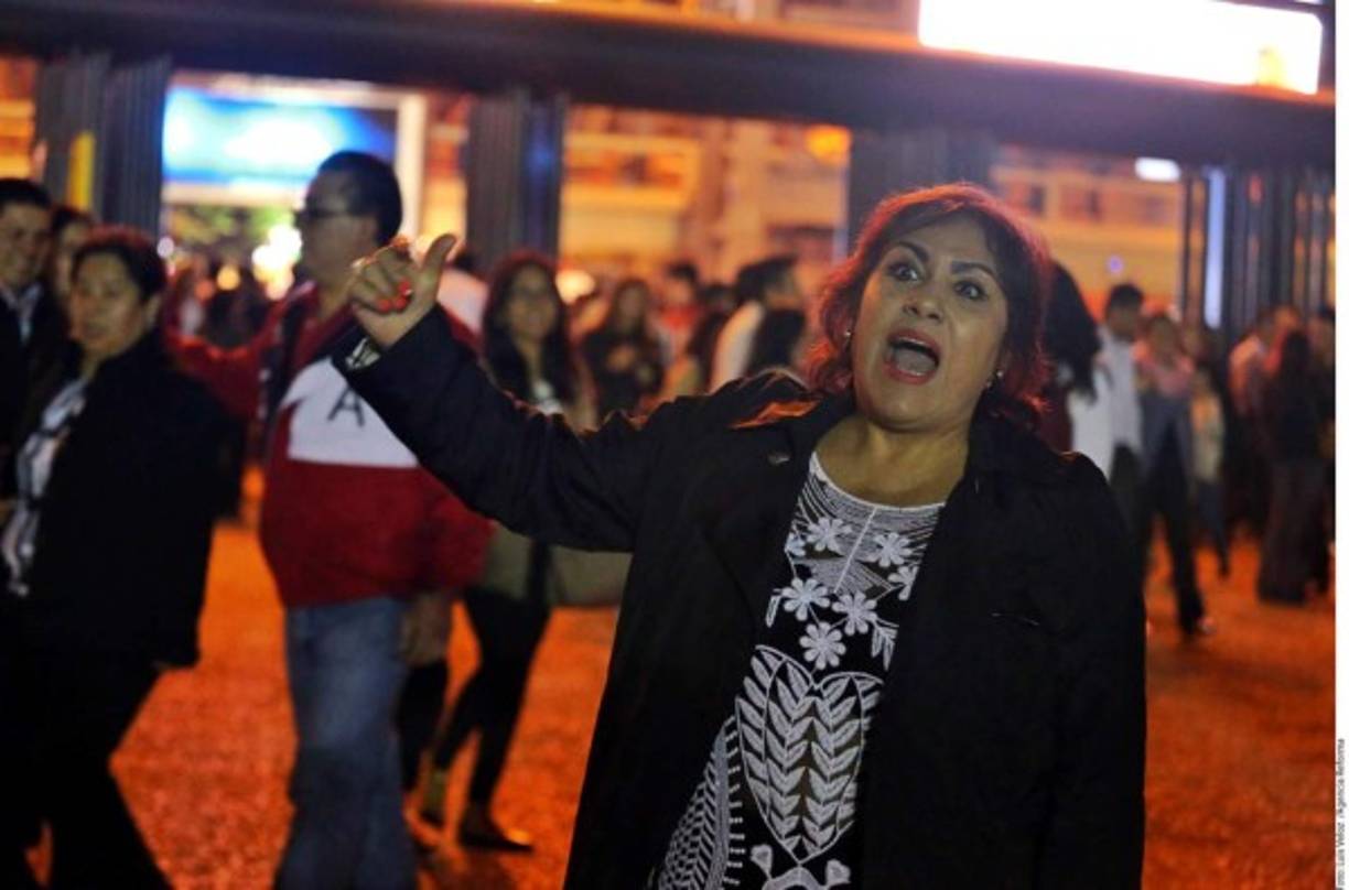 El público reaccionó con silbidos y gritos de '¡Que devuelvan las entradas!'.