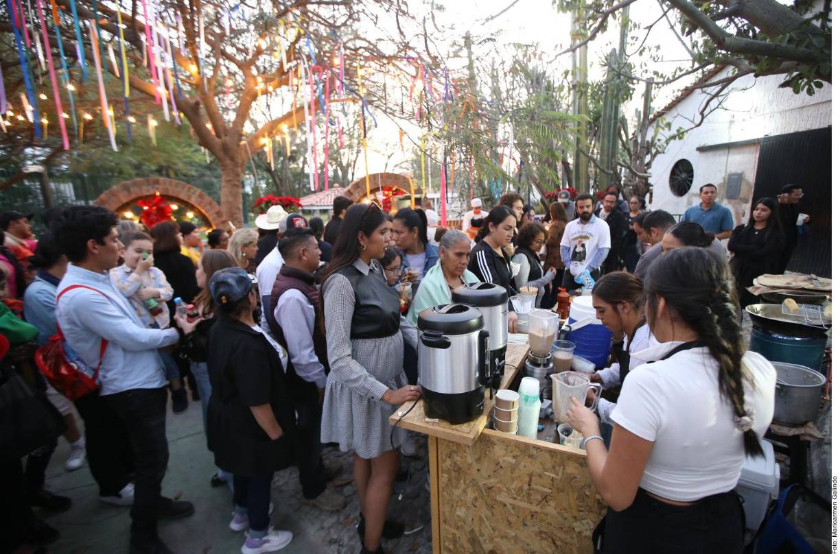 Familiares y amigos cercanos vistieron playeras blancas con la imagen del patriarca y la leyenda “A Un Año de tu Partida”.