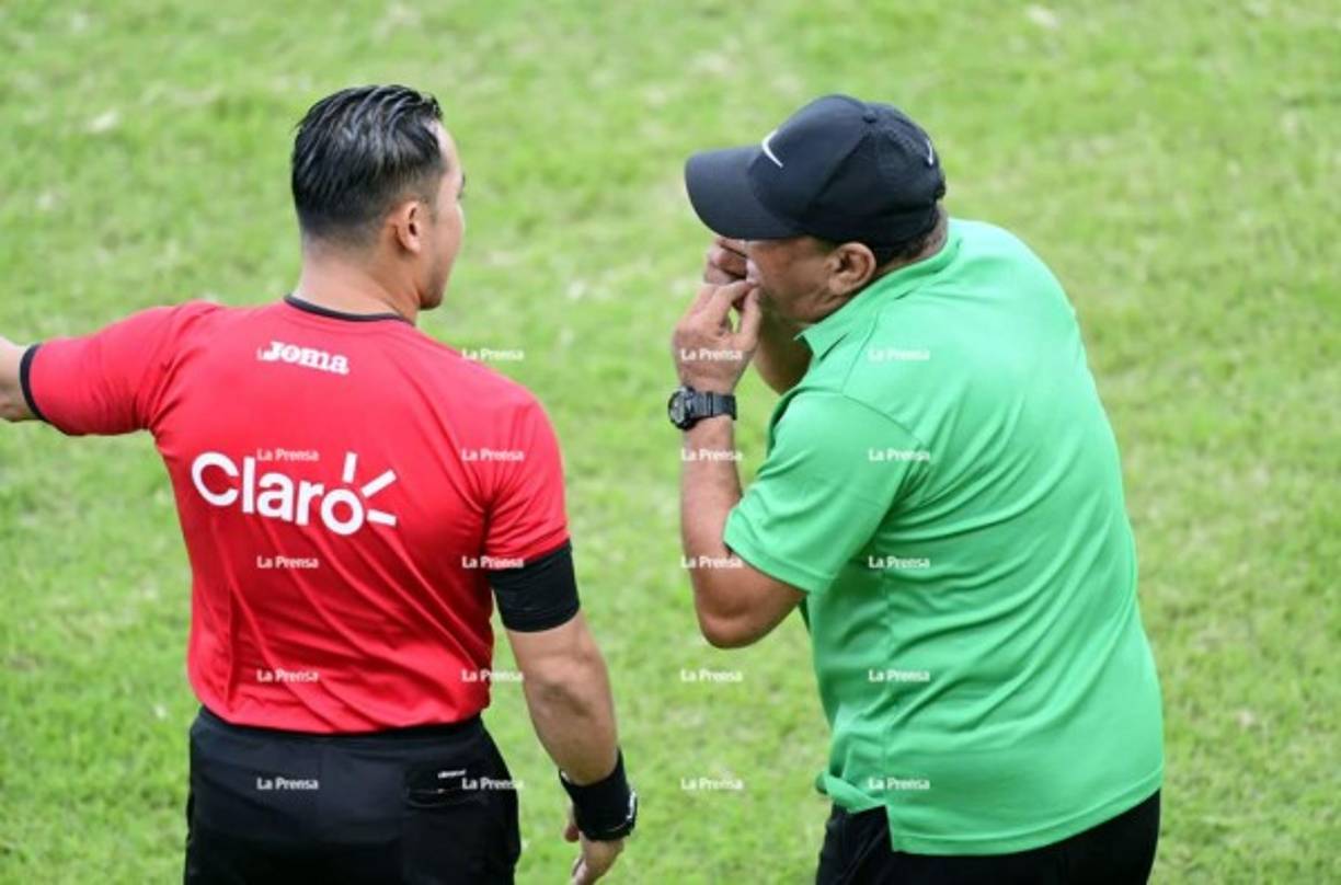 Carlos Orlando Caballero, técnico del Platense, también reclamo la polémica decisión arbitral. Acá hablando con el cuarto árbitro Héctor Rodríguez.