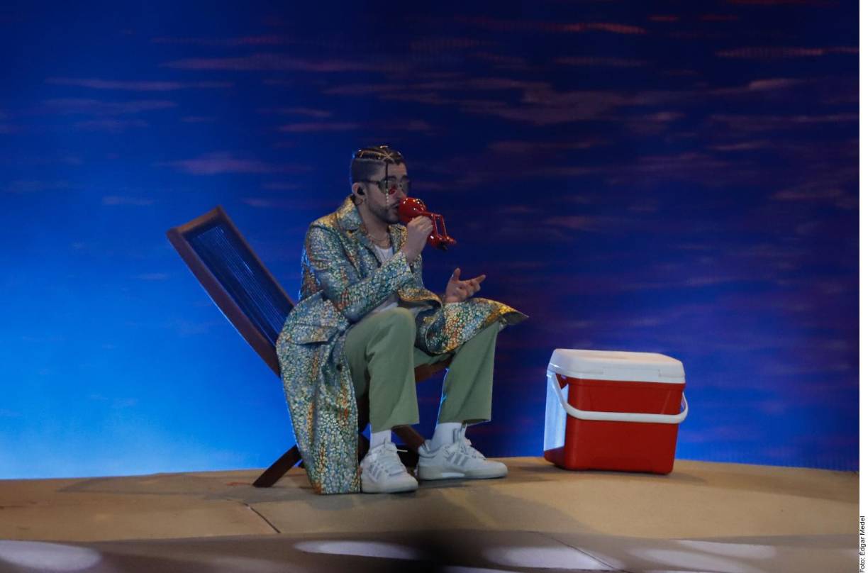 La euforia prosiguió con dos de sus más grandes éxitos: “Me porto bonito” y “Un ratito”. “Bienvenidos al tour más caliente del mundo entero”, expresó al inicio. “Lo único que les voy a pedir es que disfruten, que brinquen, que bailen, hagan lo que quieran. Esta es su casa”.