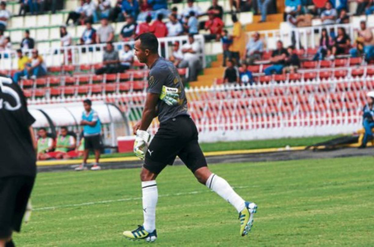 Luego de hacer sus necesidades, Donis regresó al partido en ese entonces y no tuvo problemas para defender el arco.
