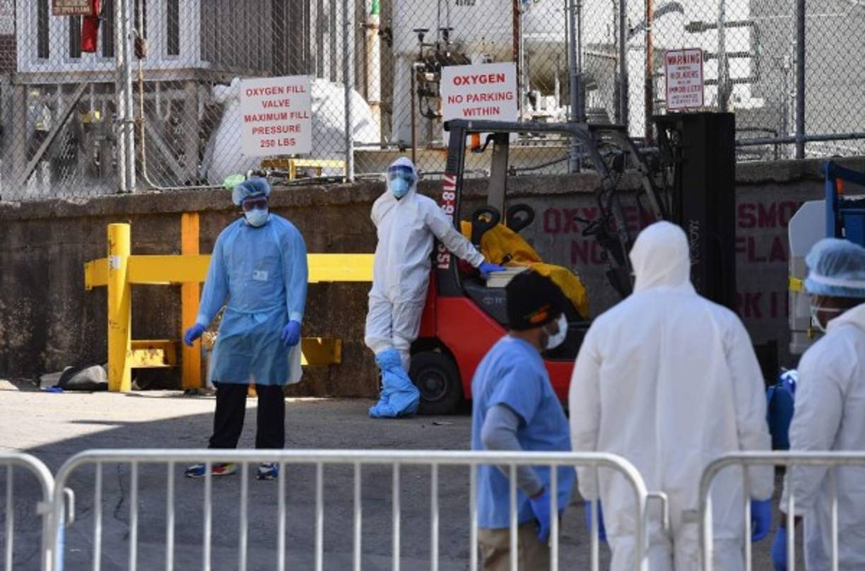 La Casa Blanca augura que el coronavirus podría dejar entre 100,000 y 240,000 muertos en todo EEUU incluso con las medidas de contención que se han implementado.