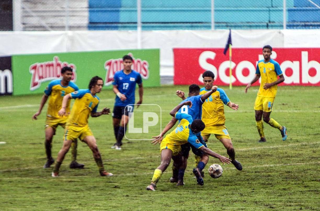 Los jugadores de ambas selecciones terminaron con los uniformes todos enlodados.