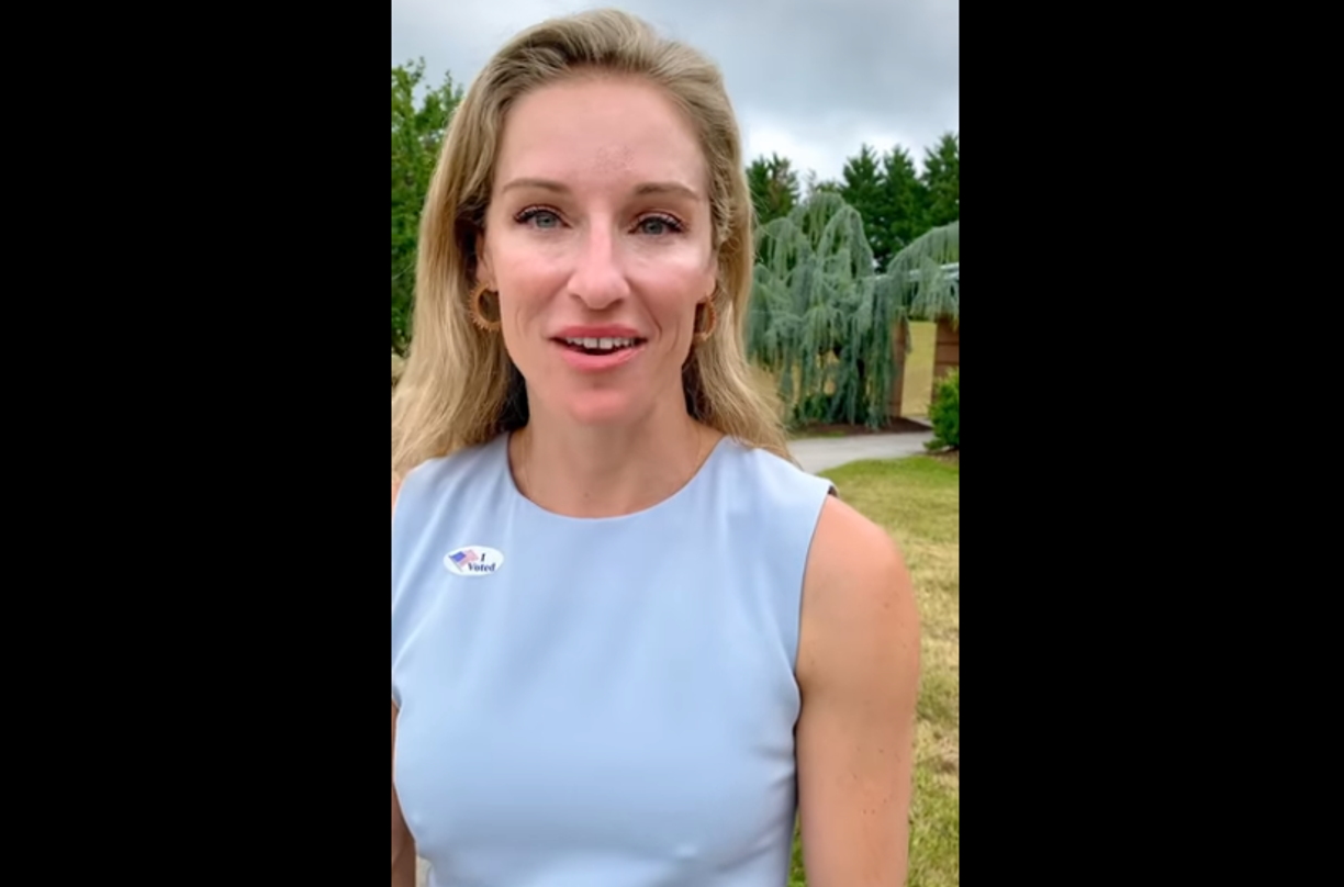 En las redes sociales se filtró un video sexual donde sale junto a su marido en una transmisión en directo por Internet y animó a los espectadores a pagarles con “propinas” por pedidos específicos.