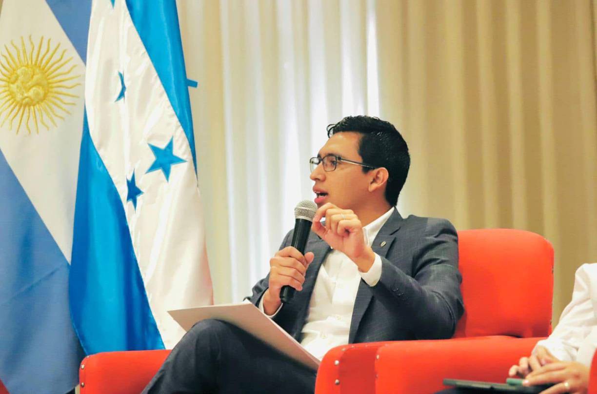 Todo ocurrió cuando el ministro de Aduanas daba declaraciones sobre el combate de casos de corrupción en la institución y la acción del periodista le incomodó y sin vascilar le llamó la atención.