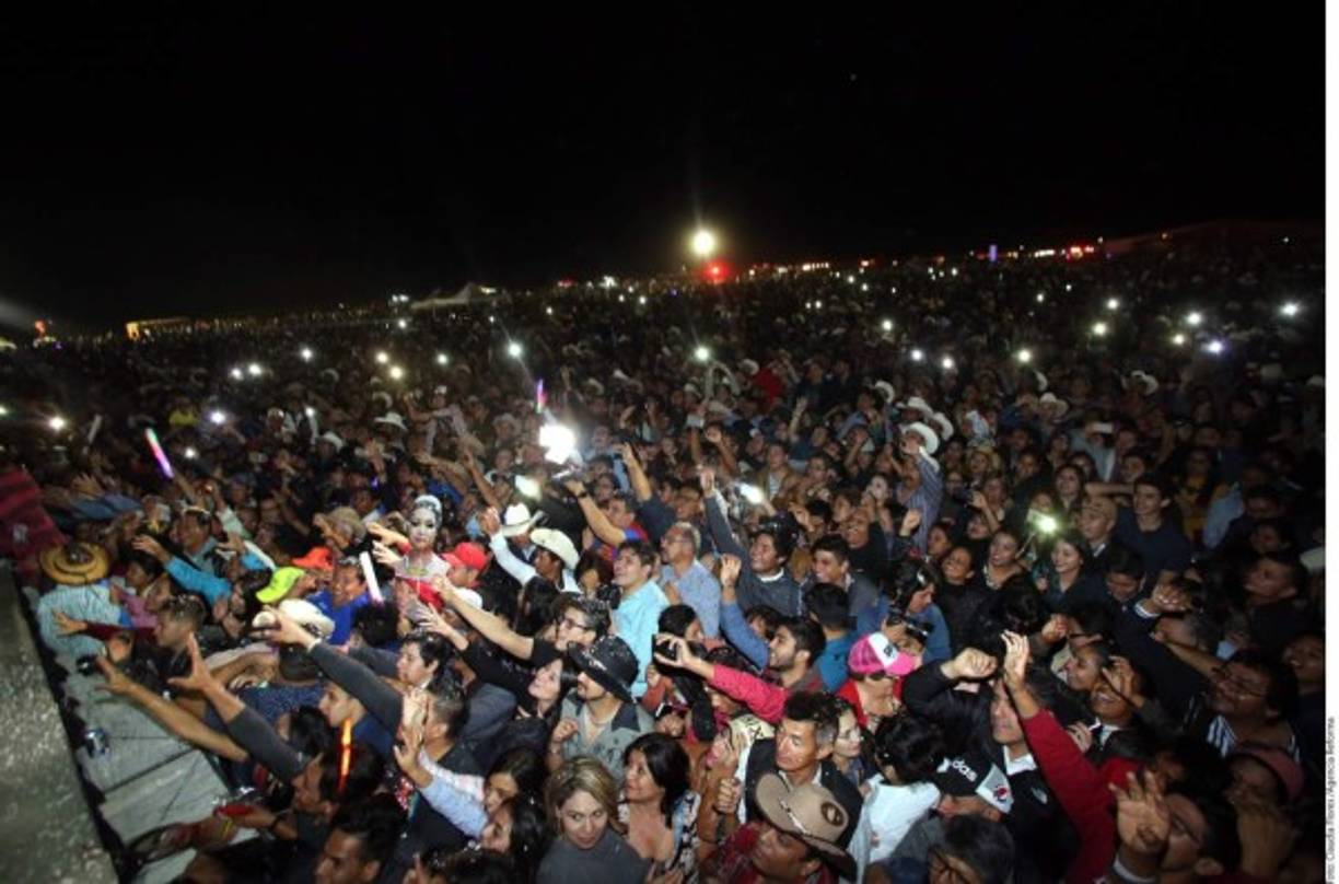 Los 15 años más famosos de México convocaron a unas 30 mil personas aunque en redes sociales 1.3 millones habían confirmado su asistencia.