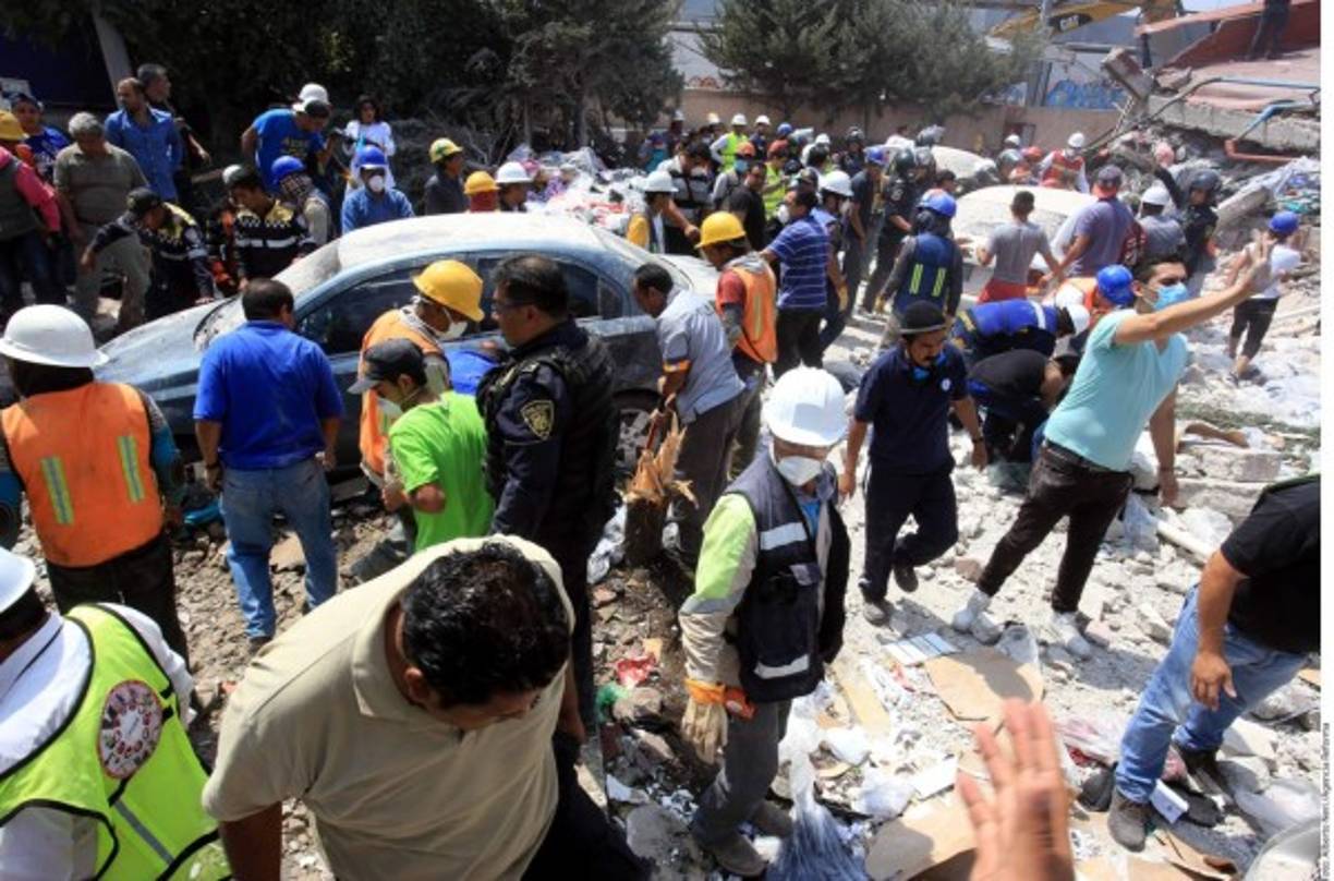 La gente permanece en las calles, temerosa de entrar nuevamente a los edificios.