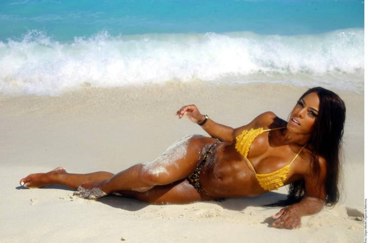 De Puerto Rico para el mundo, esta morenaza tiene la sangre caliente y un cuerpo de envidia, tonificado por el ejercicio y engrandecido por su naturaleza latina.