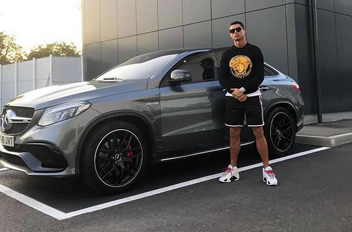Mercedes-AMG GLE 63 S Coupé - Desde que es padre de cuatro hijos, Cristiano Ronaldo prefiere los carros de tipo SUV “Sport Utility Vehicle” (Vehículo Utilitario Deportivo). En esta imagen de septiembre de 2018 posa con su AMG GLE 63 S 4MATIC Coupé de casi 200.000 euros y 585 CV de potencia.