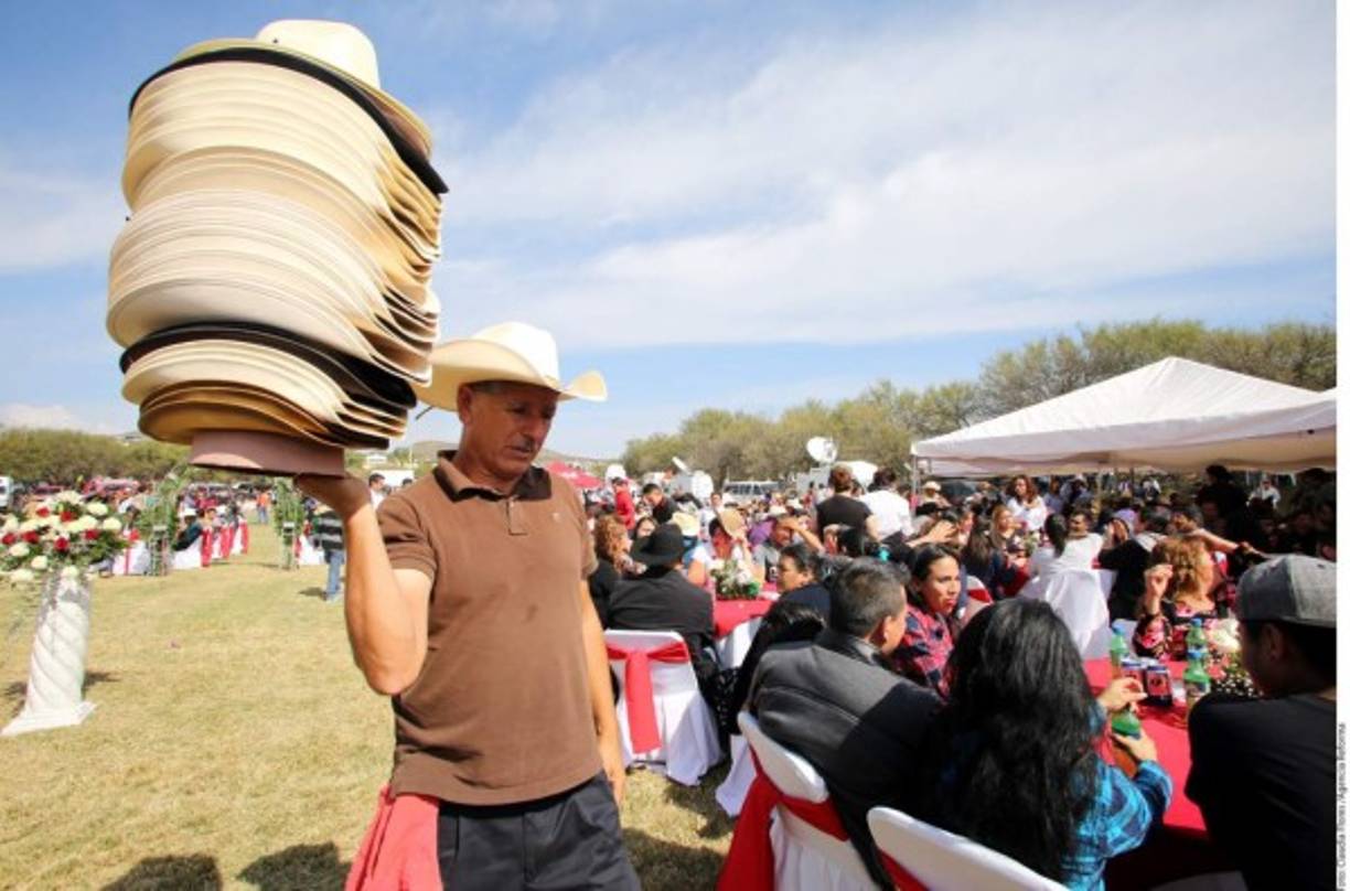 Unas dos mil personas se estima llegaron al festejo.