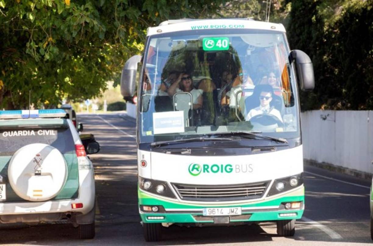 Para tener mayor control sobre la privacidad de su enlace, la mayoría de los invitados fueron trasladados en autobús desde la Academia de Rafa Nadal y el Hotel Illa d'Or, donde se han alojado algunos hasta el castillo donde celebrarían el enlace.