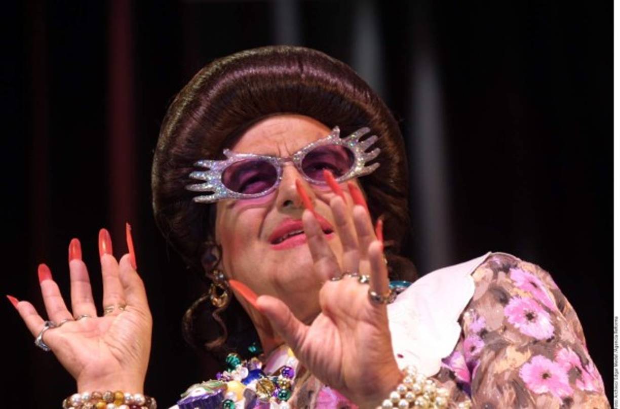 En los 90 decidió darle un giro a su carrera y se vistió de mujer, en julio de 1991, para estelarizar, producir y dirigir La Señora Presidenta, un hito del teatro mexicano por más de 20 años.