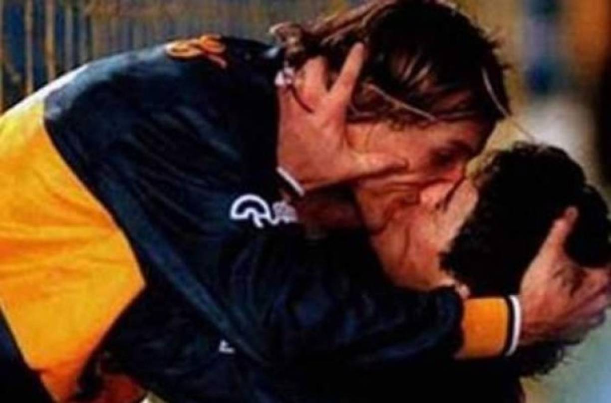Diego Maradona y Claudio Caniggia. El recordado beso entre los argentinos ocurrió en un juego en el que Boca Juniors venció 4-1 al River Plate en La Bombinera. Ese momento terminó causando 'asco' a Marina Nanis, esposa de Caniggia.