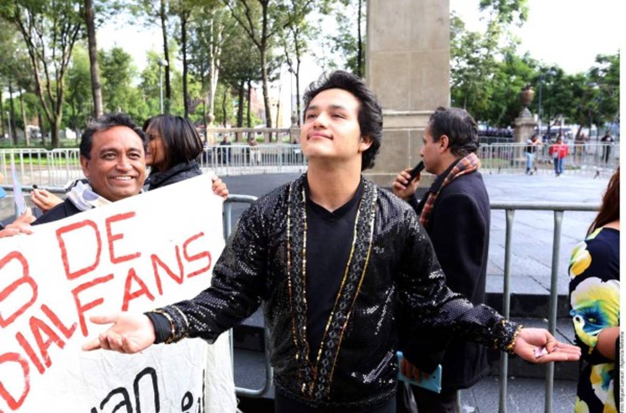 Un fans e imitador de Juan Gabriel.
