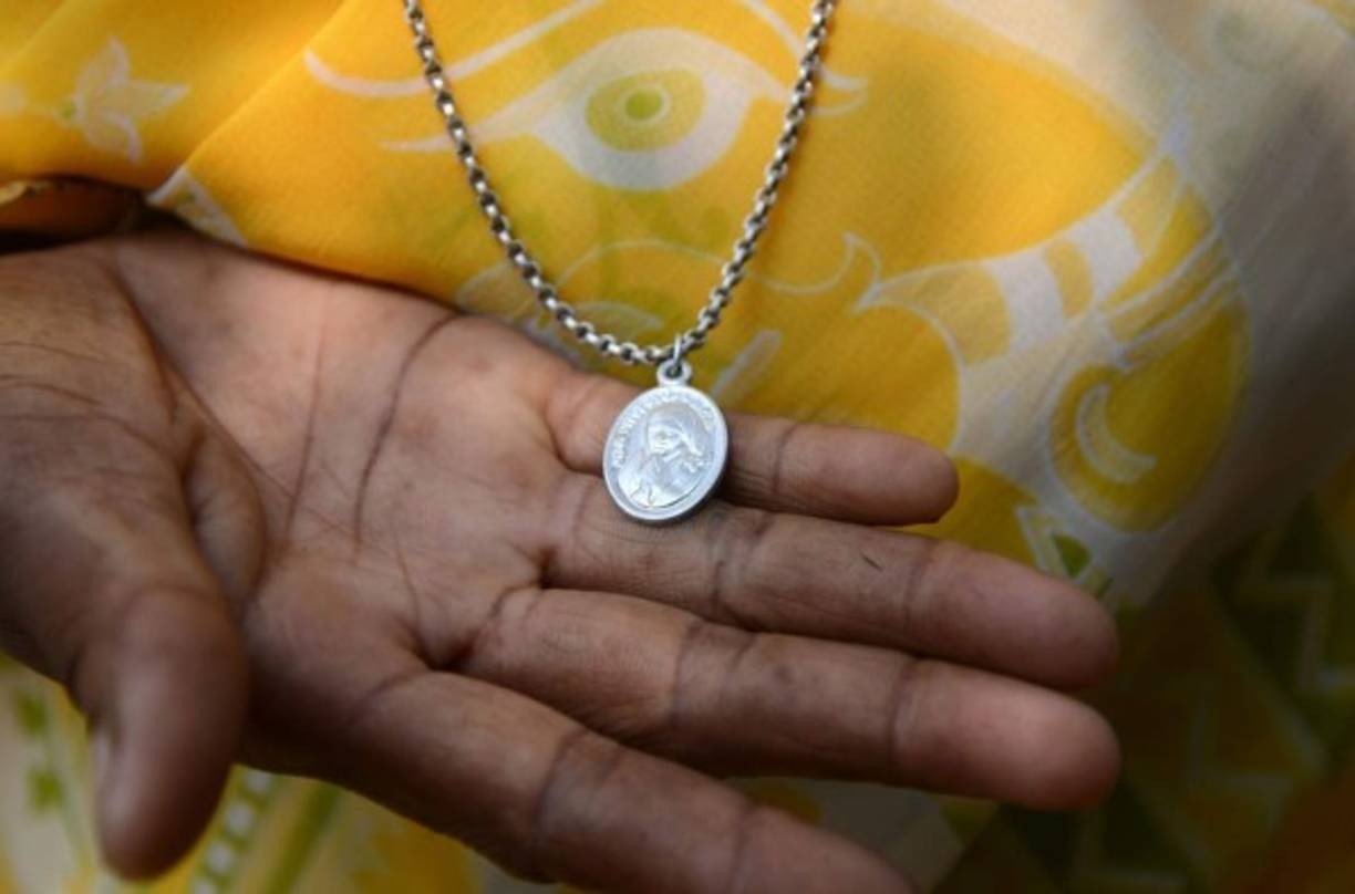 El primer milagro que llevó a la beatificación fue el de la india Mónica Bersa, quien salvó su vida en 1998, un año después de la muerte de la Madre Teresa. Bersa, de 34 años, padecía un tumor en el abdomen que sanó luego que uno de los médicos que la trataba le colocara en el pecho una medalla de la Madre Teresa.