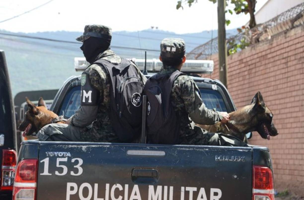 Dos elementos de la Policía Militar del Orden Público (PMOP) recorren una de las colonias en las que efectuaron el operativo en Tegucigalpa en busca de pandilleros peligrosos.