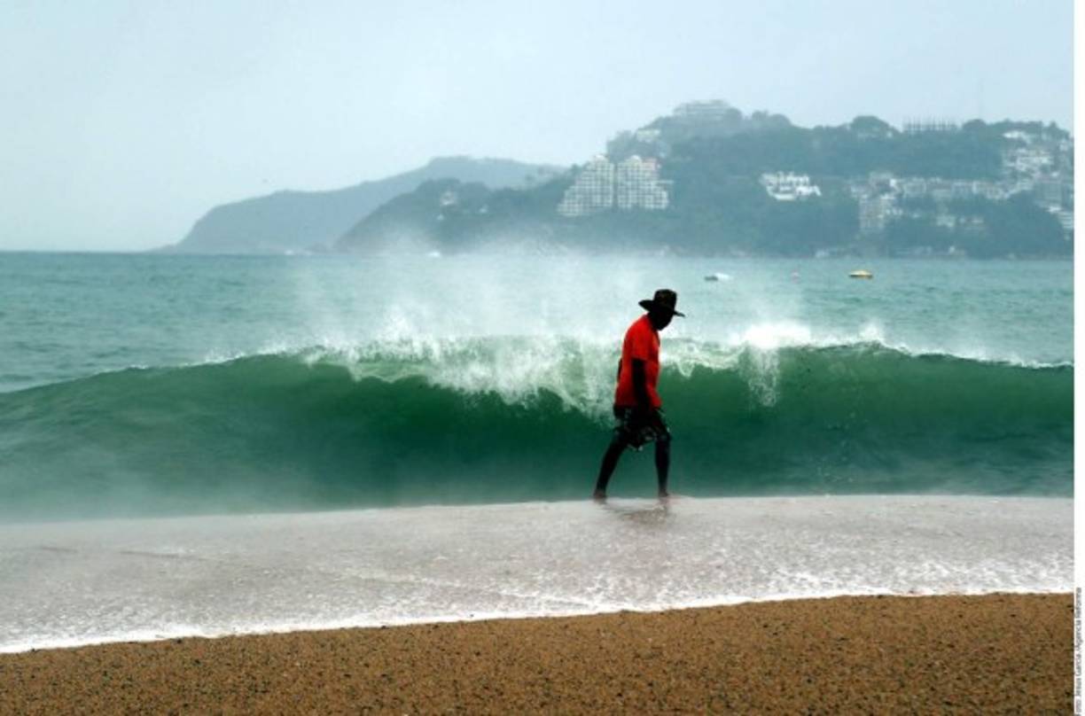 Las Fuerzas Armadas de México desplegaron a 3 mil efectivos para atender la emergencia en Colima y Jalisco por el huracán 'Patricia'.