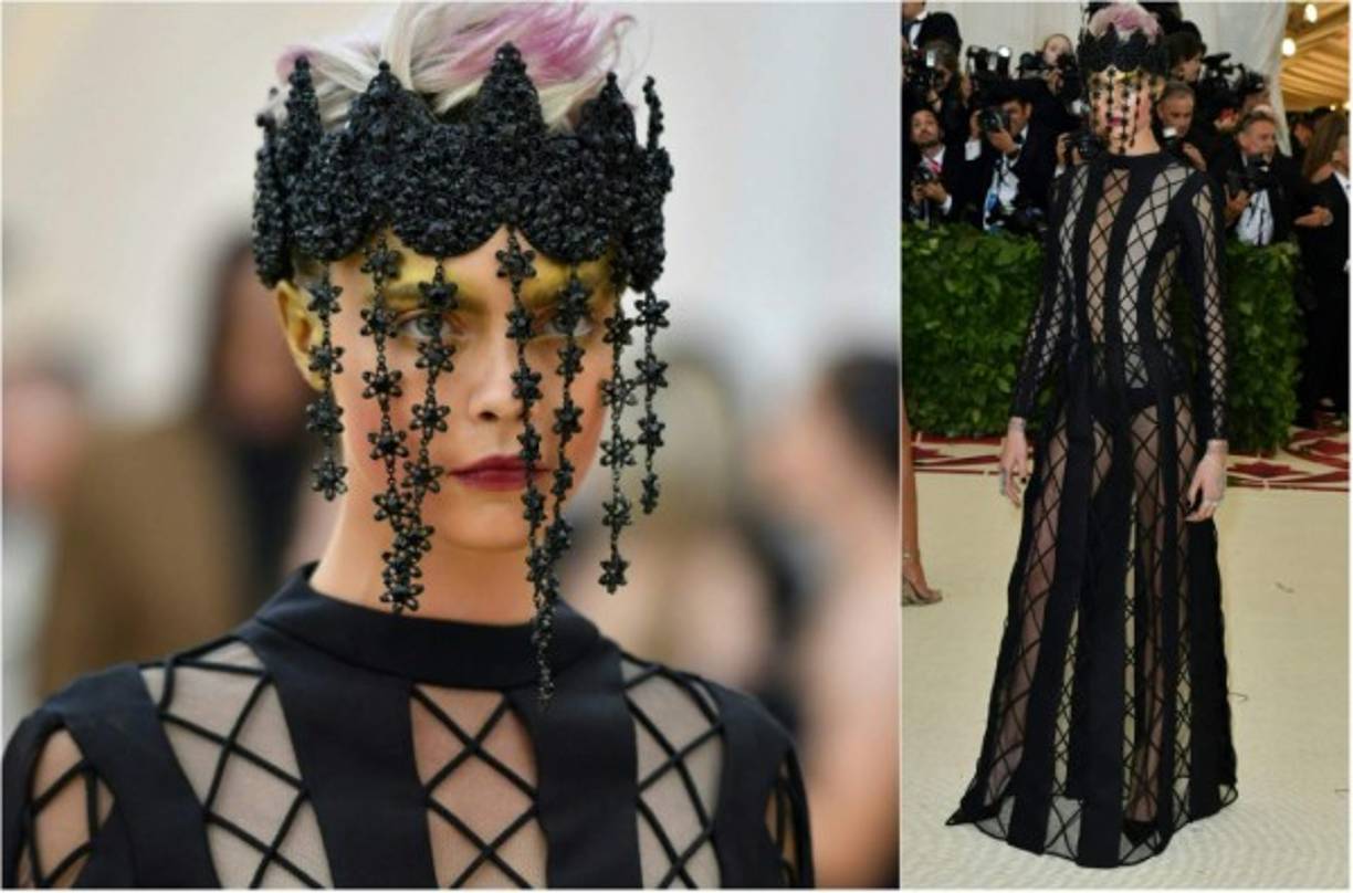 La modelo Cara Delevingne llevó su atuendo al extremo enfundada en un Dior Haute Couture de franjas y rejilla, con atrevidas transparencias.