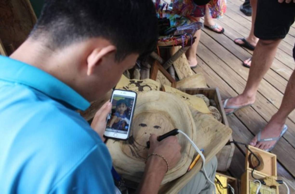 Los artesanos de Roatán también fascinaron a los crucerístas con su talento.