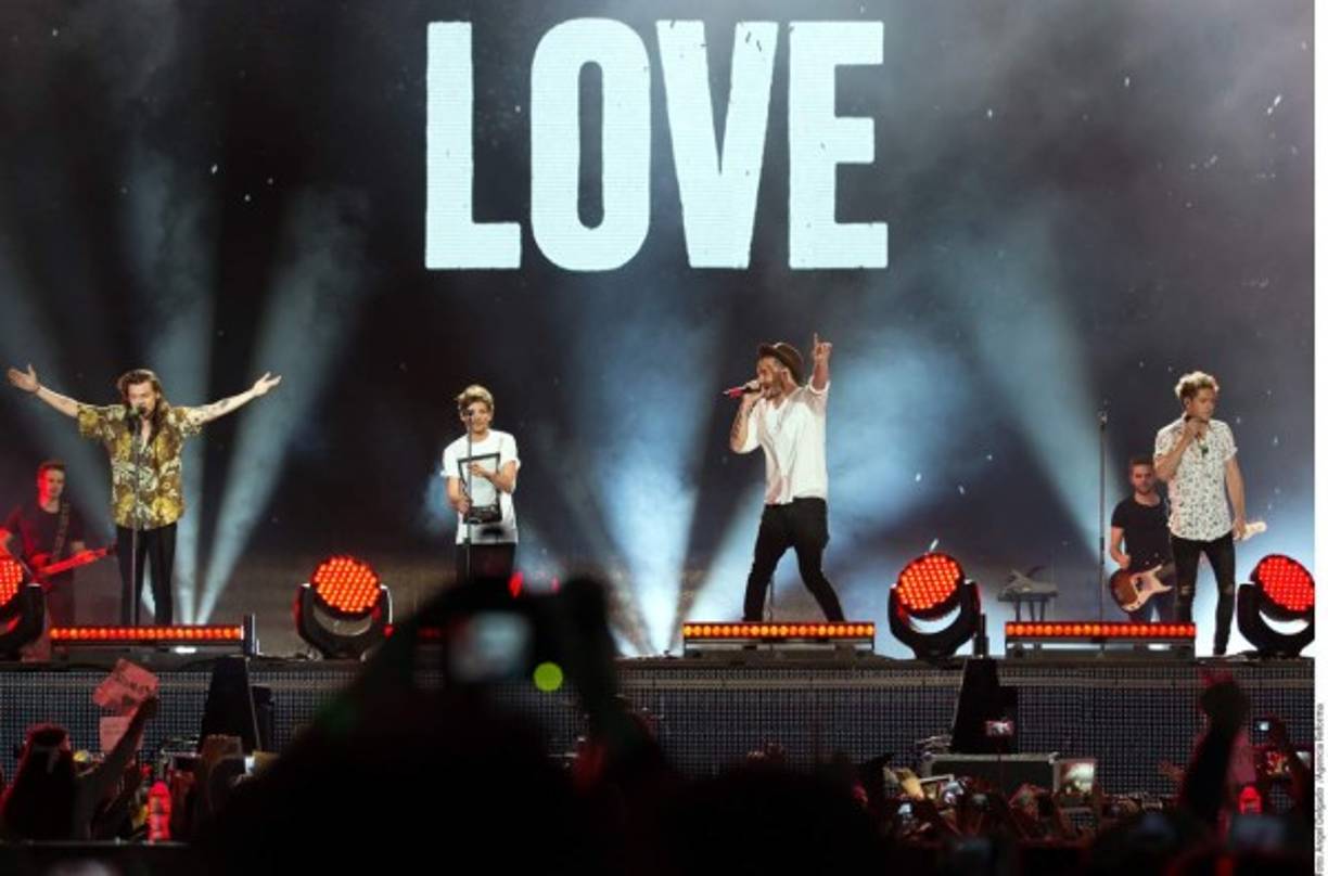 'Hola México. Te amo', pronunció la banda a su arribo al entarimado del Foro Sol, donde interpretaron los temas 'Drag me down', 'Pefect' y 'Llittle Things', con la bandera de México en más manos.
