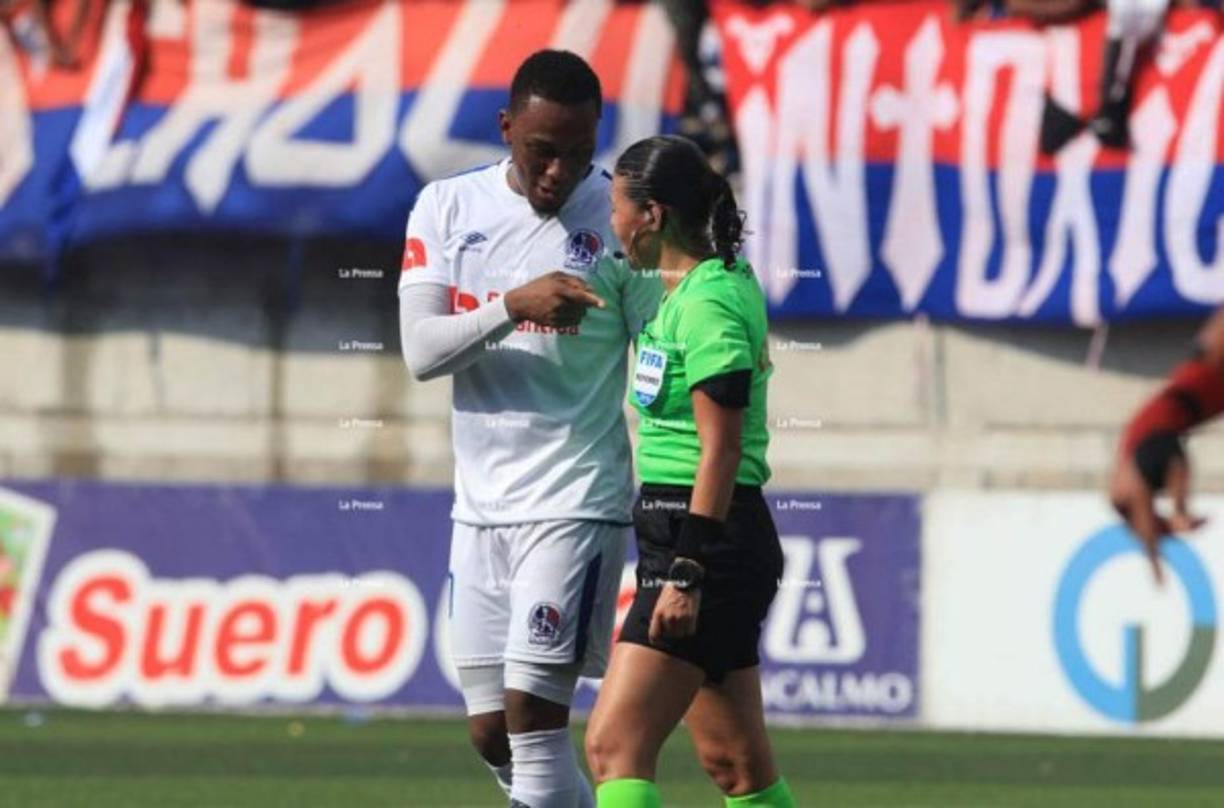 La árbitro Melissa Pastrana vivió una tarde complicada ya que los jugadores de ambos clubes le reclamaron cada una de las decisiones terminadas. Deybi Flores, volante del Olimpia, en el momento que le hacía un reclamo.