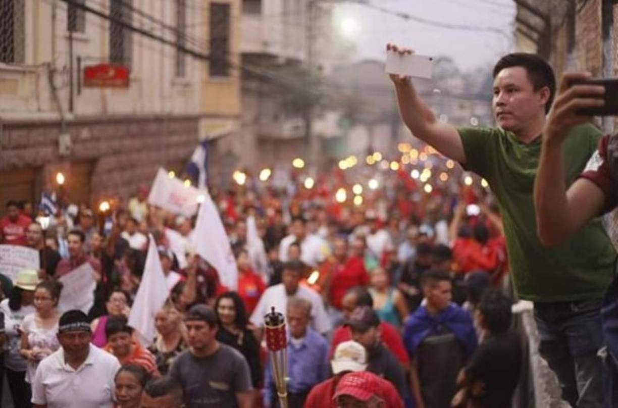 En la marcha participaron decenas de personas que llegaron hasta Casa Presidencial donde se apostaron a gritar consignas de rechazo a los decretos y exigiendo estabilidad laboral.
