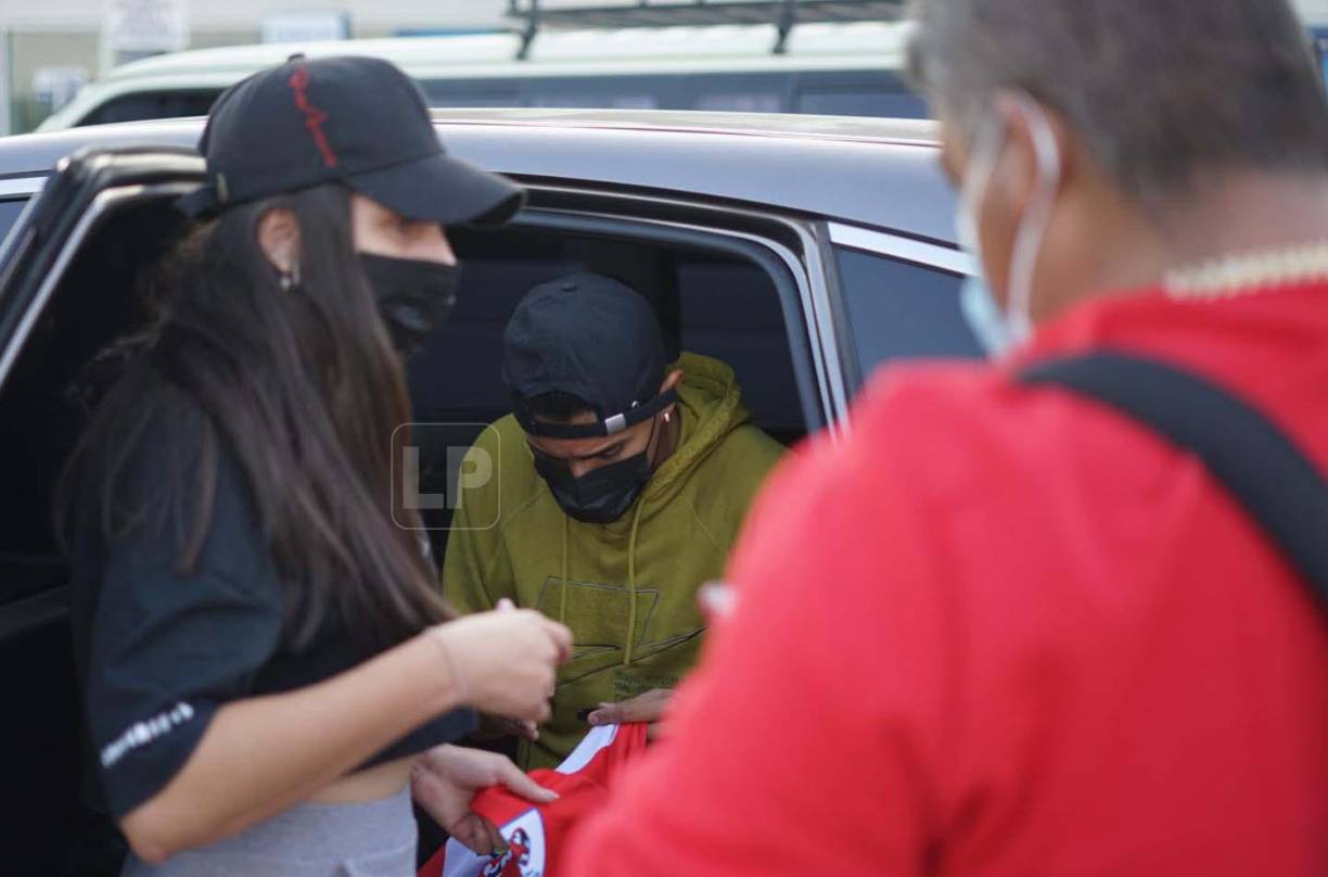 Annie Córdova, novia de Luis Palma, llegó a despedir al jugador hondureño.