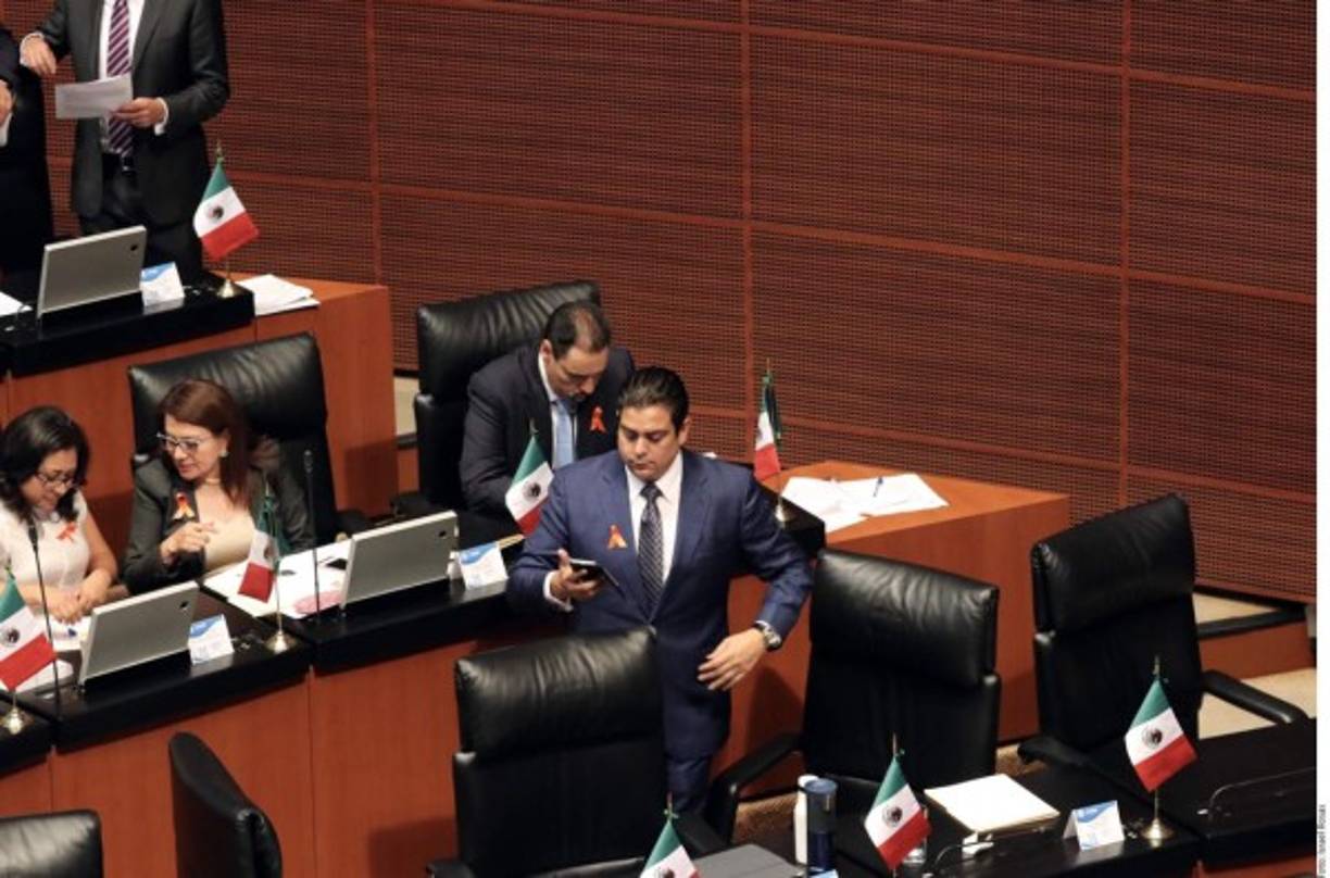 El panista Ismael García Cabeza de Vaca, fue captado en plena sesión del Senado, compartiendo una foto de la chica y pidiendo le presentaran a su su 'padrote'.