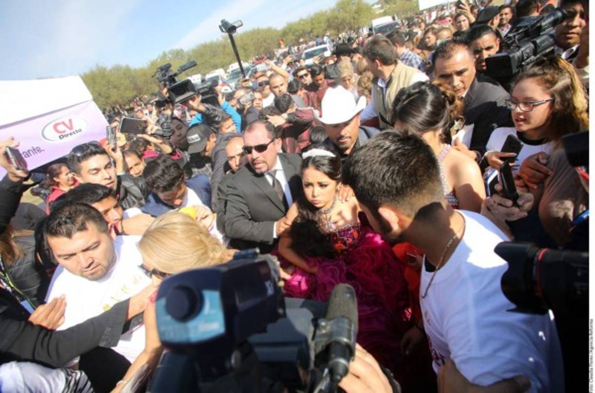 El descontrol se dio desde que la quinceañera Rubí salió de su domicilio, pues se impedía el acceso a las cámaras al interior de la vivienda, ya que alegaban que el programa Hoy tenía la exclusiva.<br/><br/>