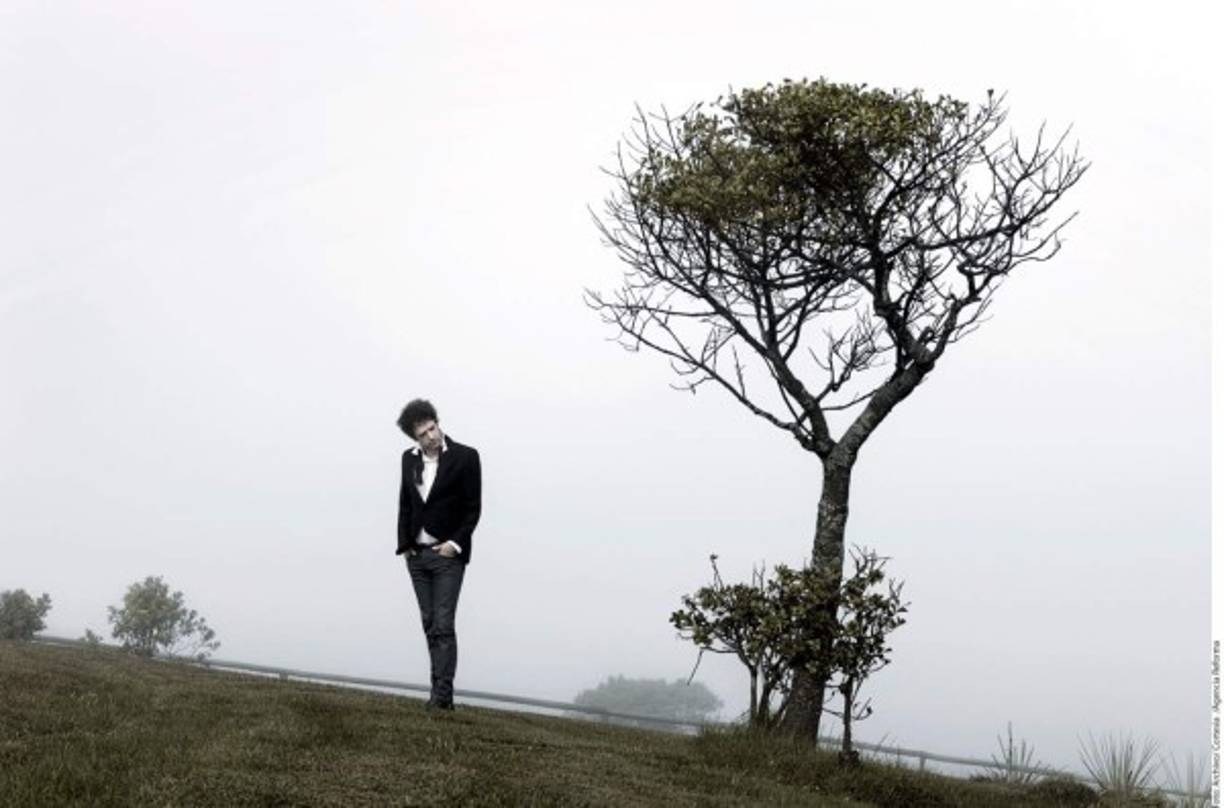 Obtuvo también reconocimiento y éxito en su carrera solista, que consta de cinco álbumes de estudio y de diversas incursiones junto a otros músicos.