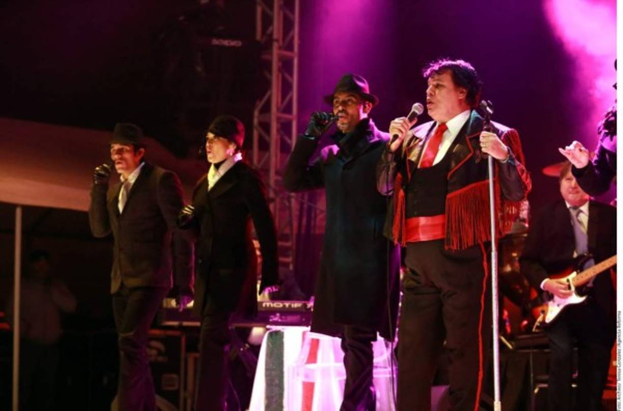 Según un libro del hijo del narcotraficante colombiano Gilberto Rodríguez, Juan Gabriel como parte de una broma, dio un beso al poderoso distribuidor de droga y luego tuvo que ser sacado directamente al aeropuerto porque su padre 'lo quería matar'.