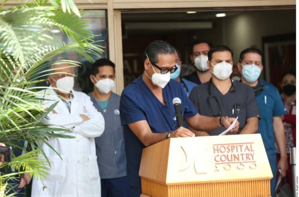 De acuerdo con el último reporte médico, revelado el viernes, el cantante comienza a responder a la terapia física, por lo que se encuentra estable, despierto y con sedación leve. Por otro lado, el hospital anunció que los médicos darán a conocer una nueva actualización de su estado de salud el próximo lunes y se prevé que Fernández permanezca unos días más en el hospital.
