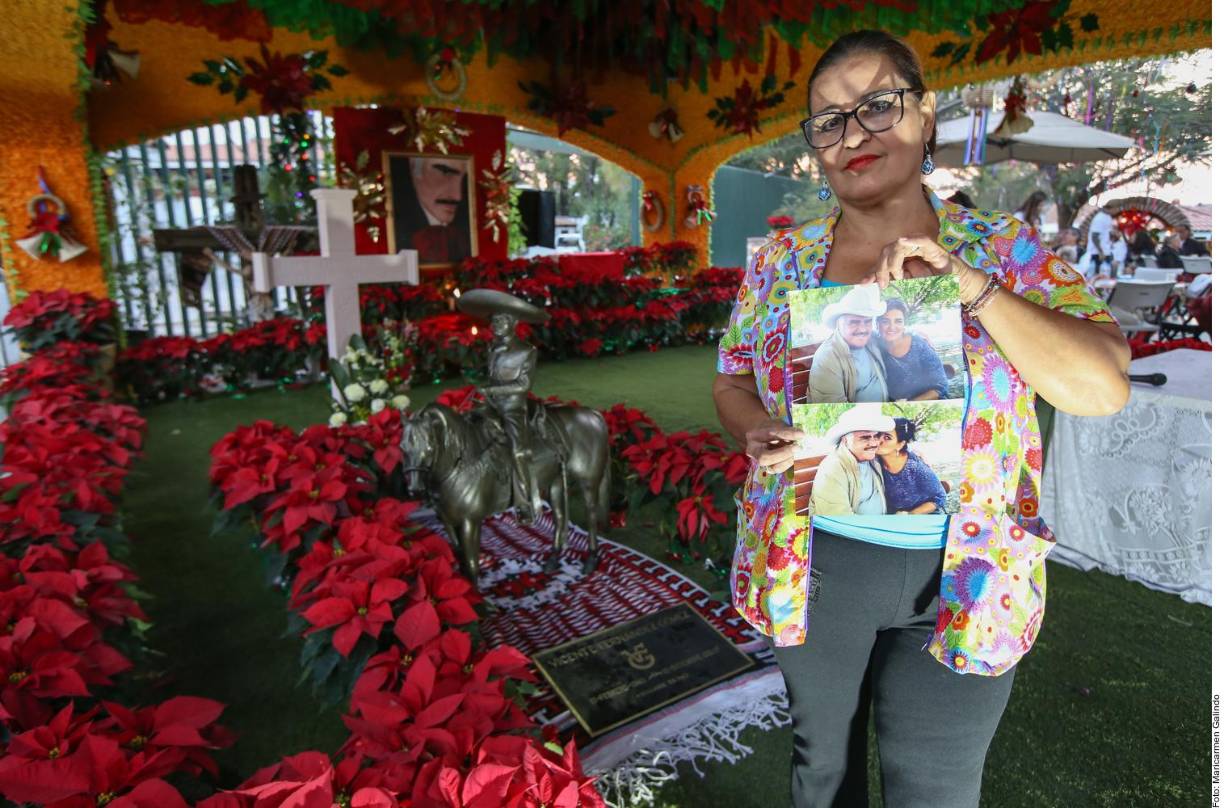 La conmemoración católica culminó a las 17:50 horas con aplausos de los asistentes y con el esparcimiento de agua bendita sobre la tumba del “Charro de Huentitán”, de manos de “Cuquita” y sus hijos.