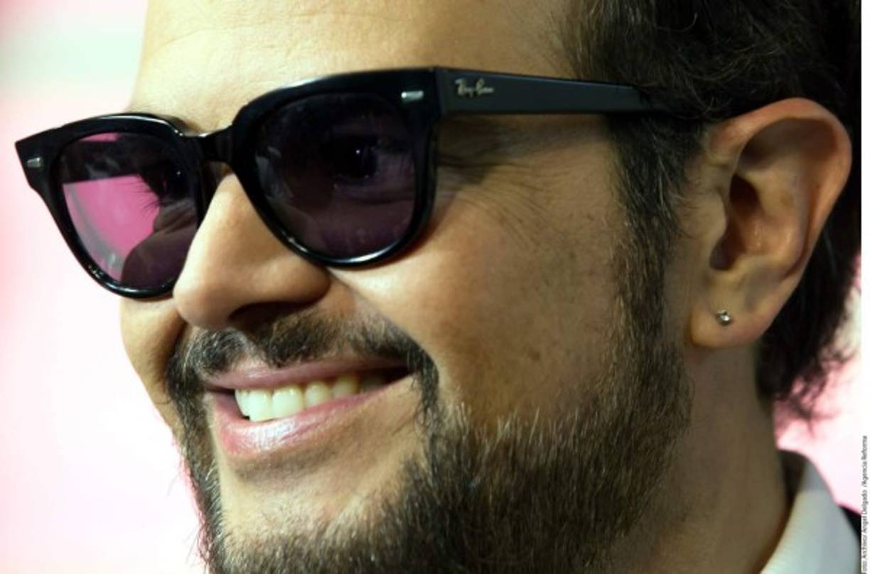 El rostro del artista luce muy rejuvenecido.