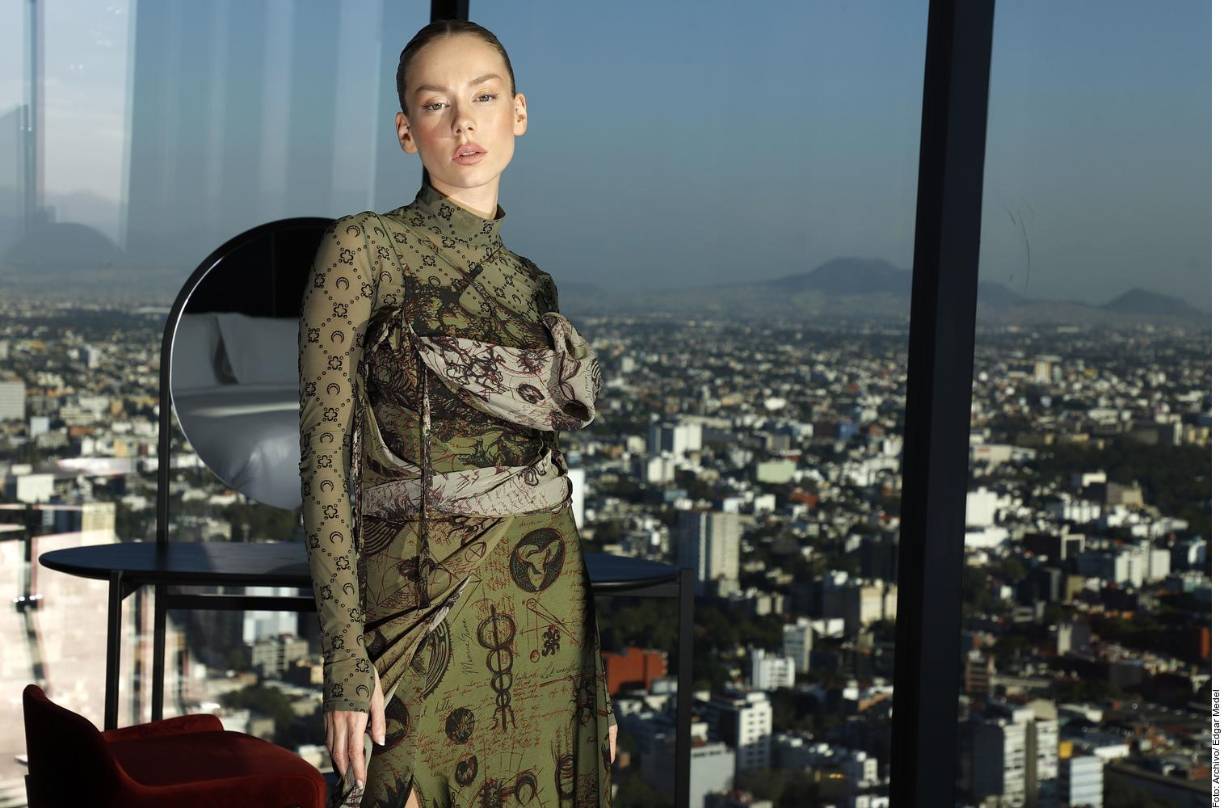 “Cuando quedo con amigos para vacacionar. No siempre se puede, pero lo intento. Tengo muy buenos amigos del colegio, de la casa de estudios, y nos reunimos y con algunas amigas me voy de vacaciones a la playa. si no, quedar con ellas para rumba es lo más guay”, Ester Expósito, actriz