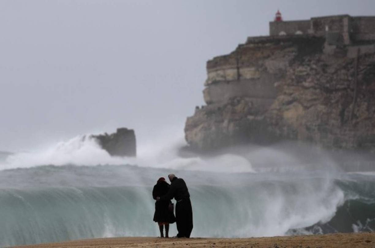 Un temporal en el sur de Francia provocó gigantescas olas que amenazaban con inundar la región.