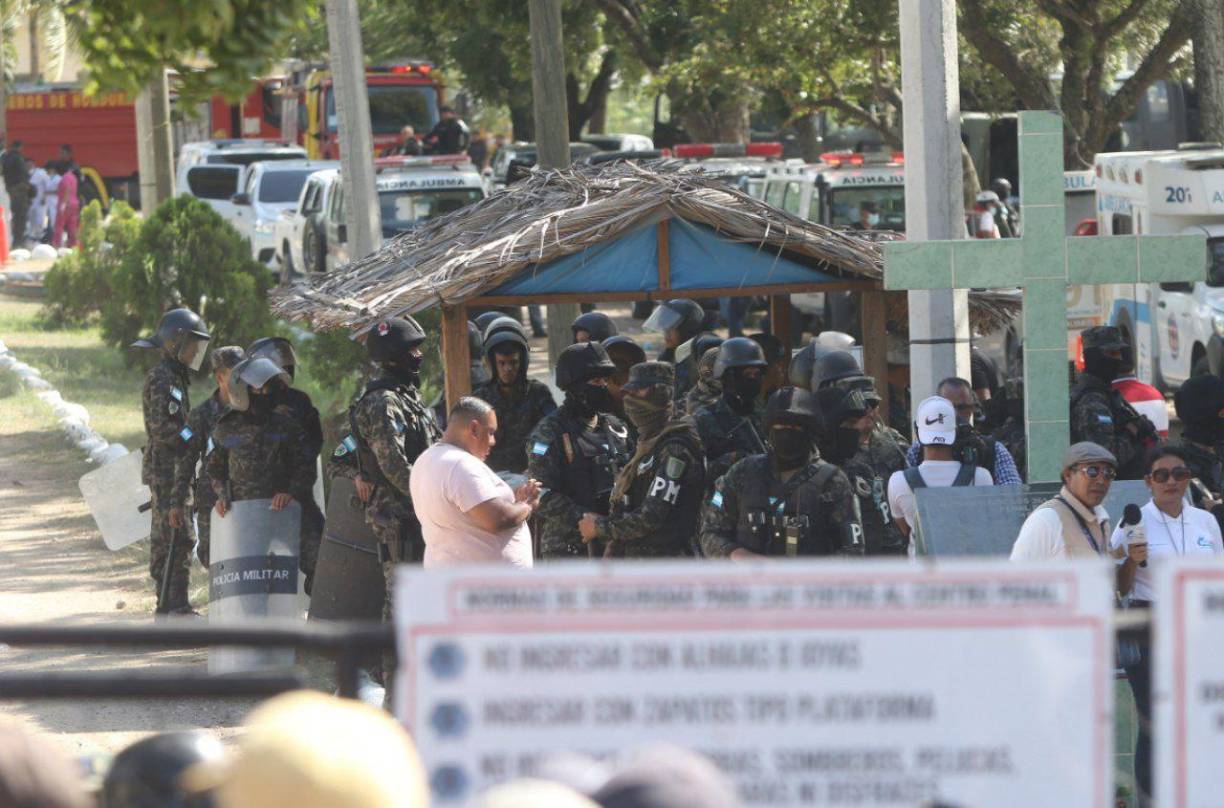 Familiares de reos esperan información de sus parientes