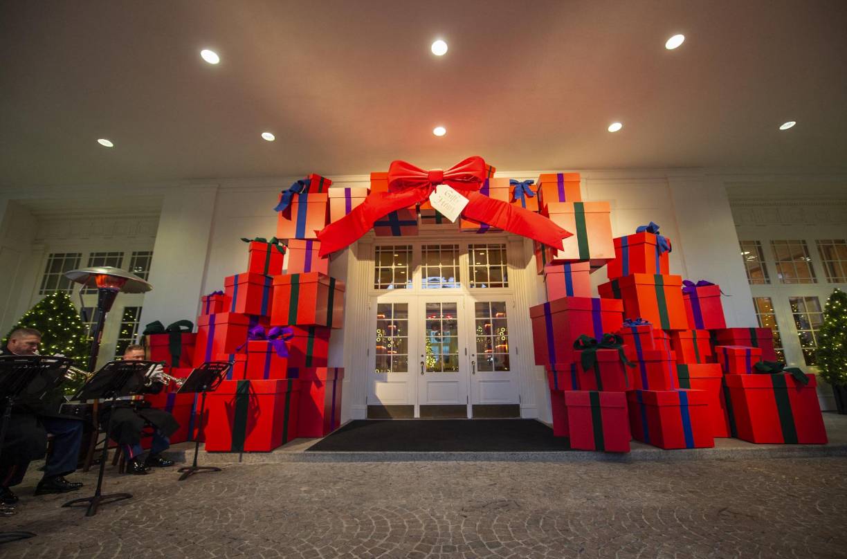 La decoración navideña de este año lleva como tema “regalos del corazón” e incluyó cajas de presentes gigantes en la entrada principal de la Casa Blanca.