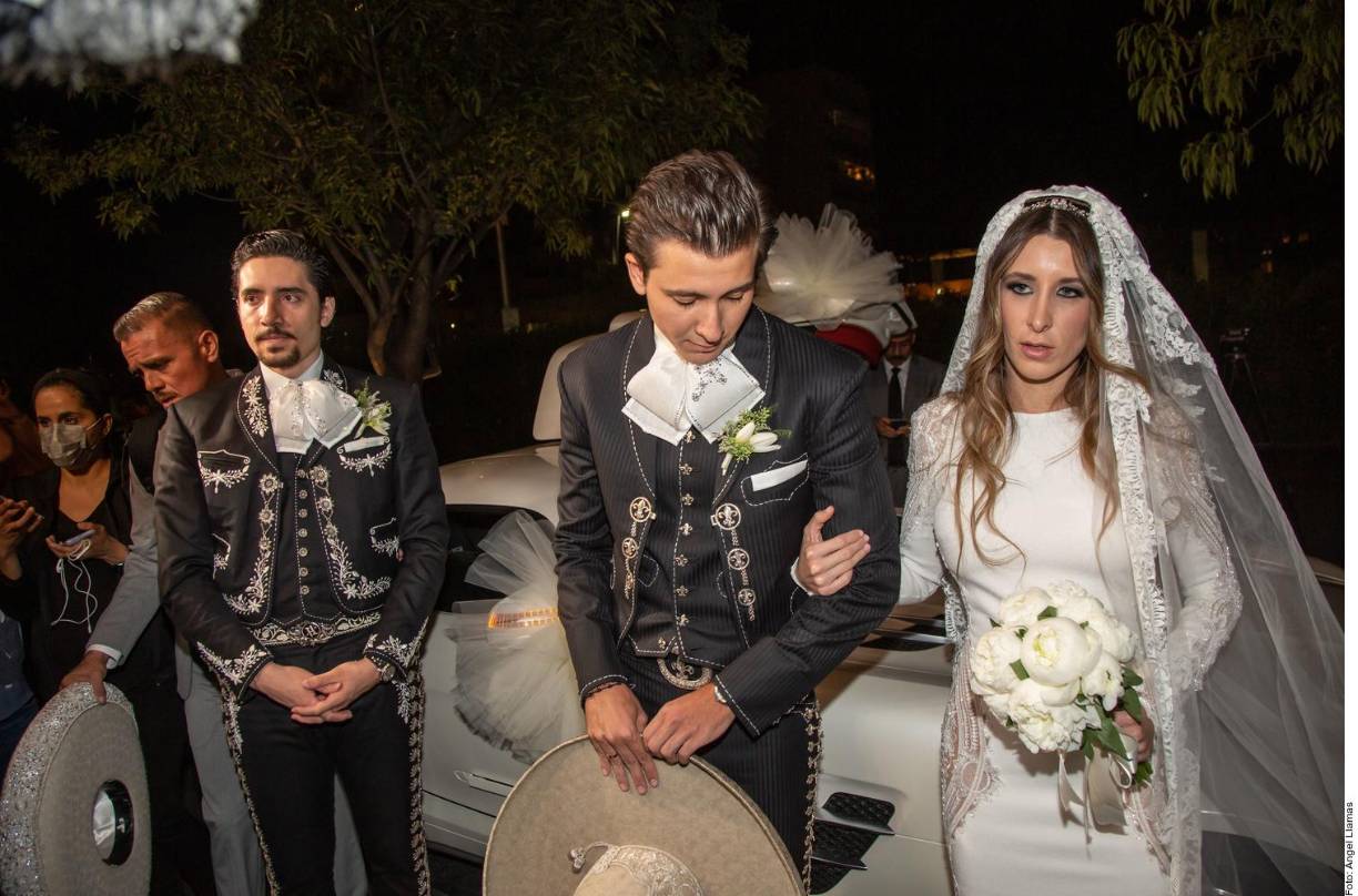 “Pronto no sé, cuando Dios quiera (tener otro hijo), pero de 3 a 5 (hijos)”, dijo la pareja al salir de su ceremonia religiosa.