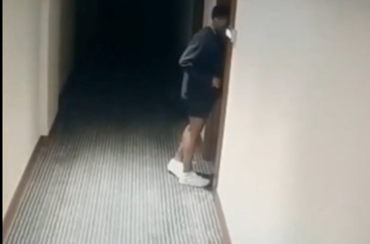 Las cámaras del interior muestran que la joven estuvo hablando durante 40 minutos por teléfono y que luego se quedó largo rato sentada con aspecto pensativo en el pasillo del hotel.