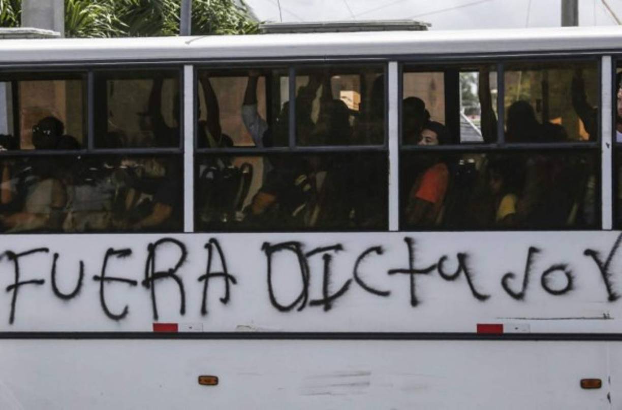 En la ciudad de Somoto, fronteriza con Honduras, los manifestantes denunciaron 'agresiones con piedras, morteros artesanales y fusiles AK-47', por parte supuestamente de grupos oficialistas, con resultado de dos personas heridas.