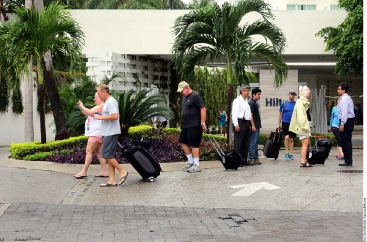 En el aeropuerto de Puerto Vallarta se suspendieron vuelos de salidas y llegadas.