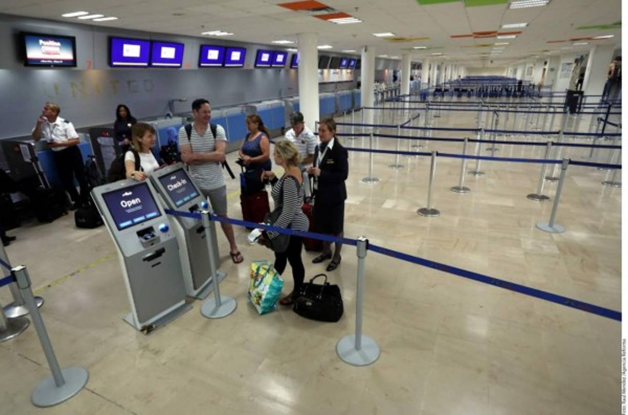 Gerardo Ruiz Esparza, Secretario de Comunicaciones y Transportes, pide a turistas en Puerto Vallarta que tomen providencias así como a los comercios que permanecen abiertos, dada la gravedad del huracán 'Patricia'.