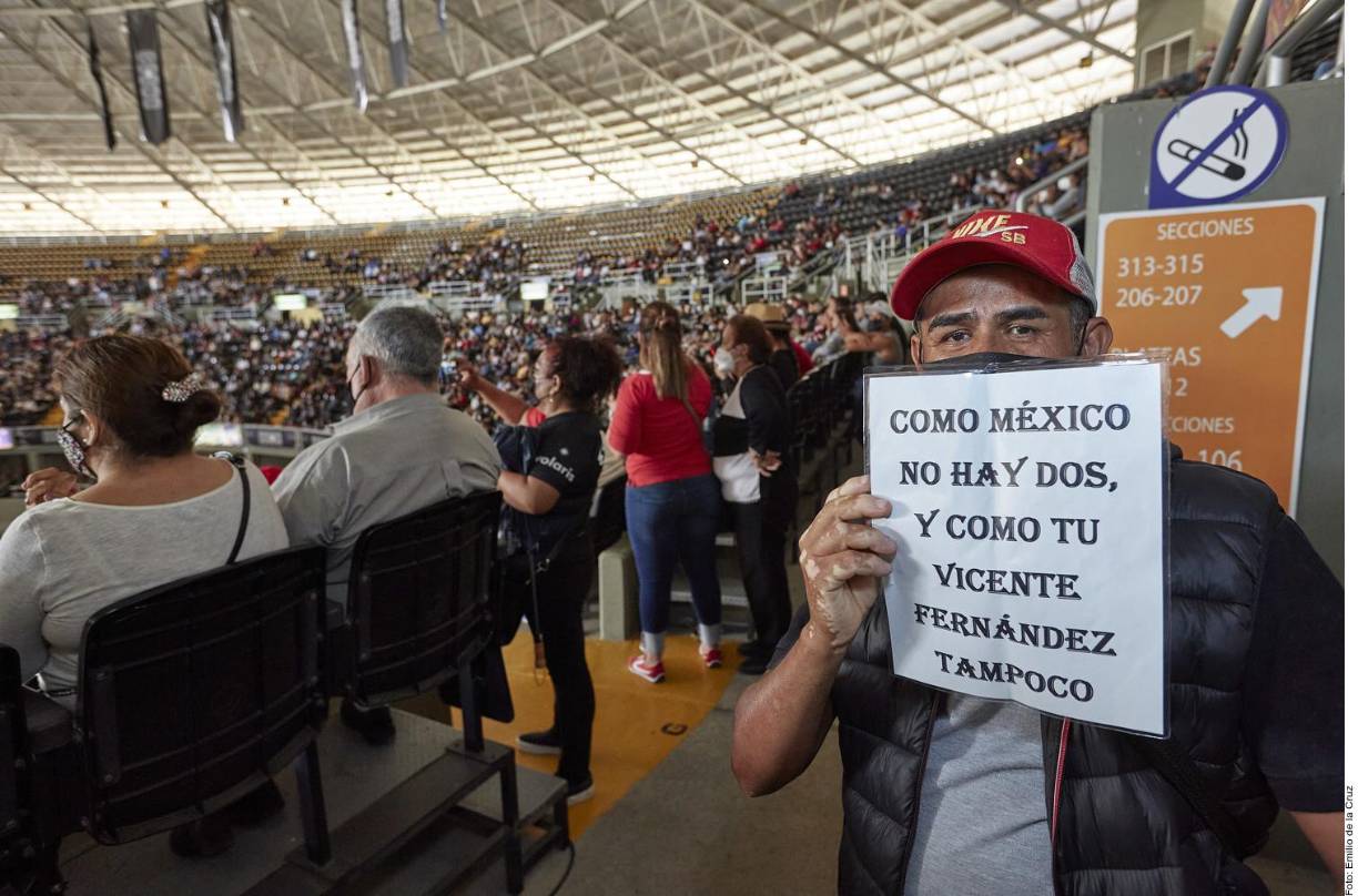 Y tras una misa, en la que el hijo de Chente, Alejandro Fernández, interpretó la canción “Volver, Volver” y brindó palabras para el público, los restos del cantante fueron sepultados a puerta cerrada en su rancho, mismo que el también actor destinó para su hogar, el espectáculo y la charrería.