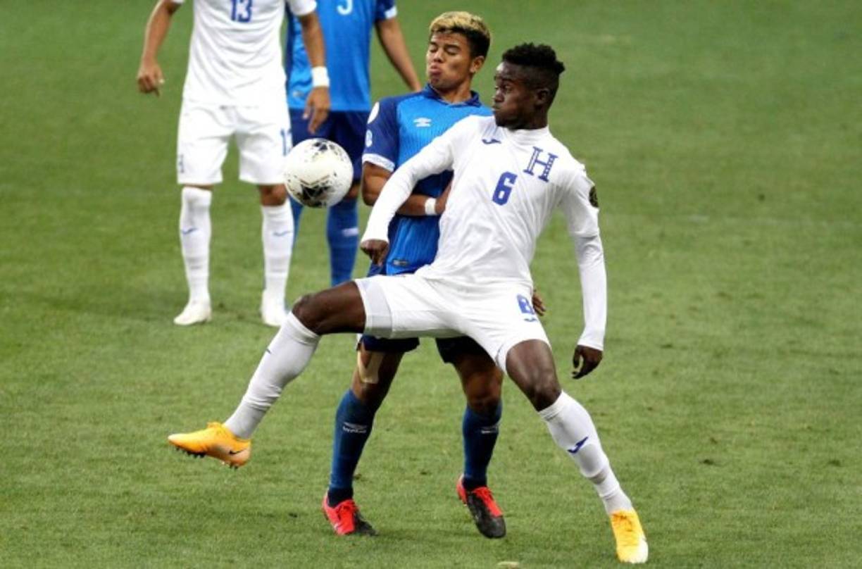 En el arranque el mejor estilo de juego de Honduras se hizo sentir ante El Salvador que lució desconcentrado y con pobre manejo de balón.<br/><br/>