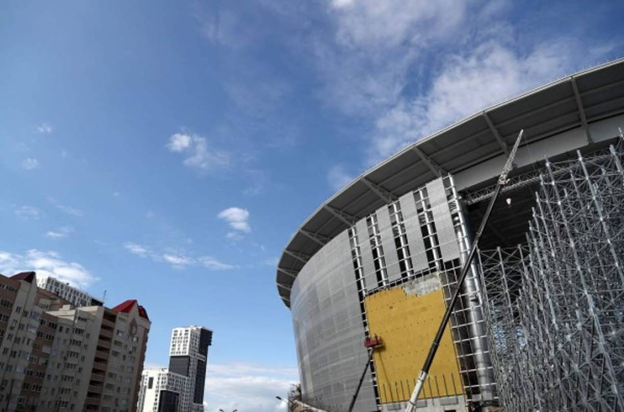 Para ampliar la capacidad los arquitectos extendieron las cabeceras, dejando parte de ellas fuera de la protección del techo del estadio.