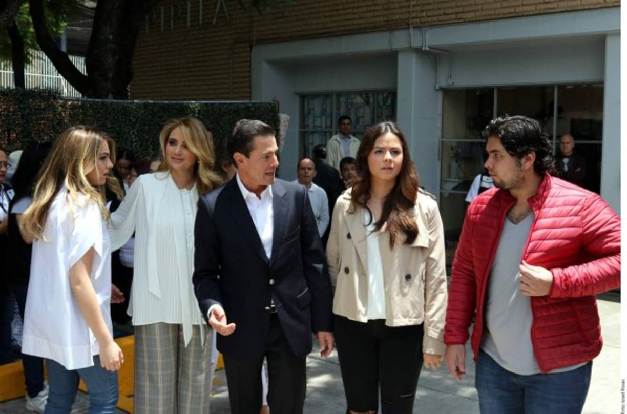 El presidente y la primera dama llegaron acompañados de sus hijos, algunos votaron por primera vez.